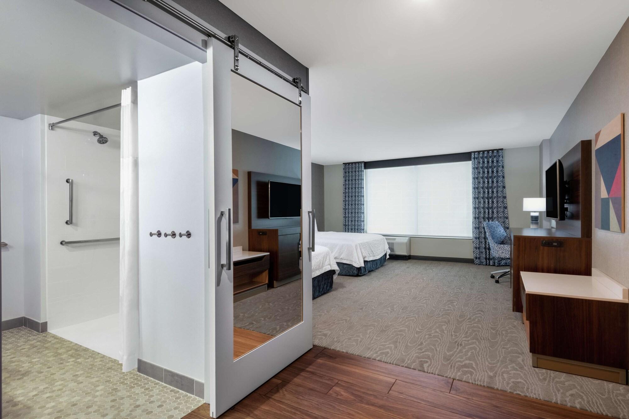 Hampton & Wayne Downtown Hotel 3*